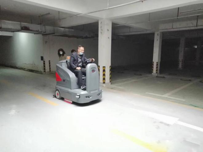 澎湖小区物业保洁不用人力改用驾驶式洗地机了